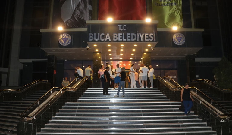 BUCAMAR çalışanları Buca Belediyesi binasını işgal etti