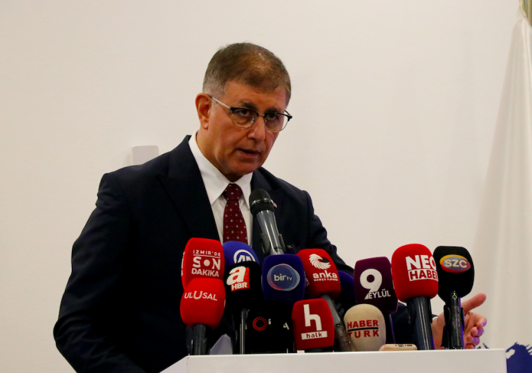 İzmir’de çöp krizi… Cemil Tugay, Gökan Zeybek’i yalanladı: ‘Bakanlık bize bir yol açtı’