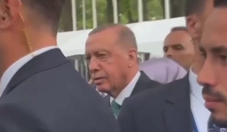ABD polisi, Trump’ın konvoyu geçerken Erdoğan ve ekibini kaldırımda bekletti