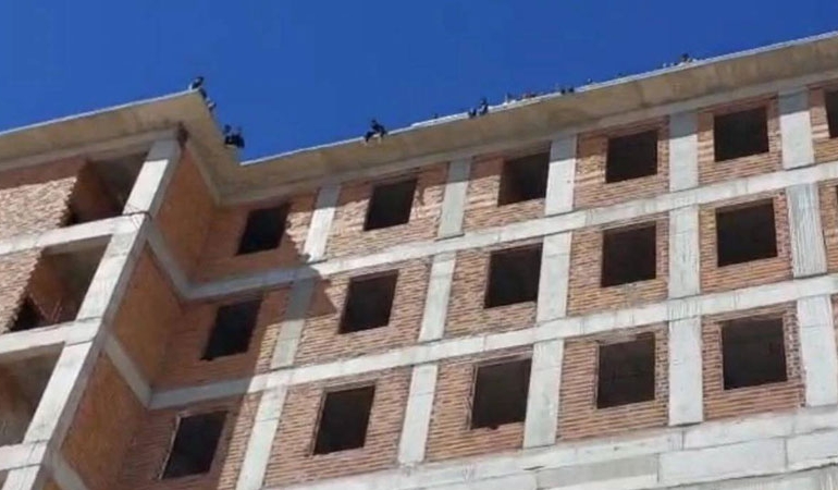 Adliye binası inşaatında çalışan işçiler maaşını alamadıkları için intihara kalkıştı!