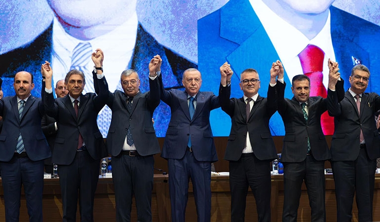 İki belediye başkanı daha AKP’ye geçti… Rozetlerini Erdoğan taktı