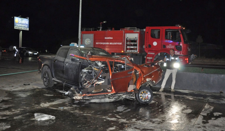 Manisa’da kamyonet ile otomobil çarpıştı: Çok sayıda ölü ve yaralı!