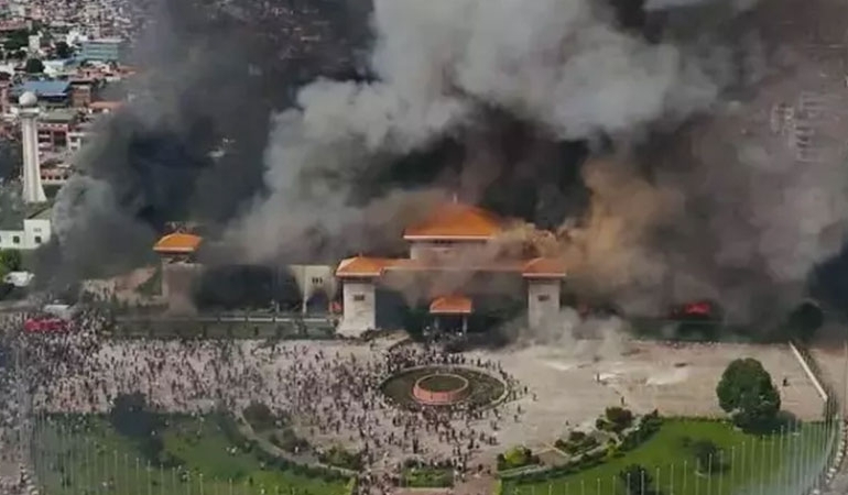 Nepal’de protestolar sonrası başbakan istifa etti: Parlamento binasını ateşe verip bakanı çıplak halde götürdüler!