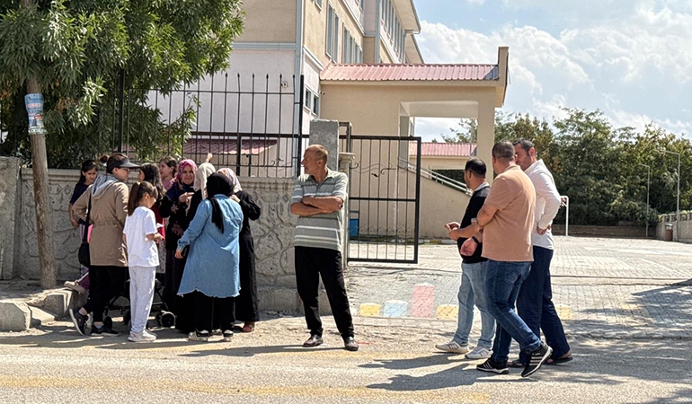 Okulda bıçaklı saldırı: 2 öğretmen yaralandı