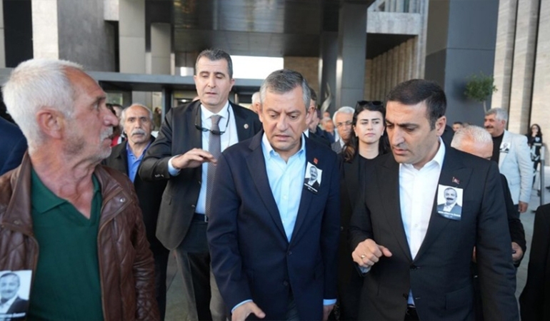 Özgür Özel’e yumruklu saldırı davasında ara karar