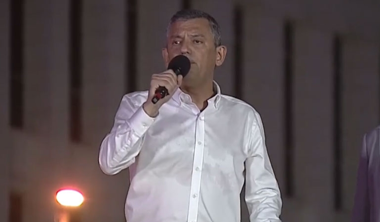 Özgür Özel isim verdi, Akın Gürlek’e seslendi: ‘Bu kişiyi tuttu’