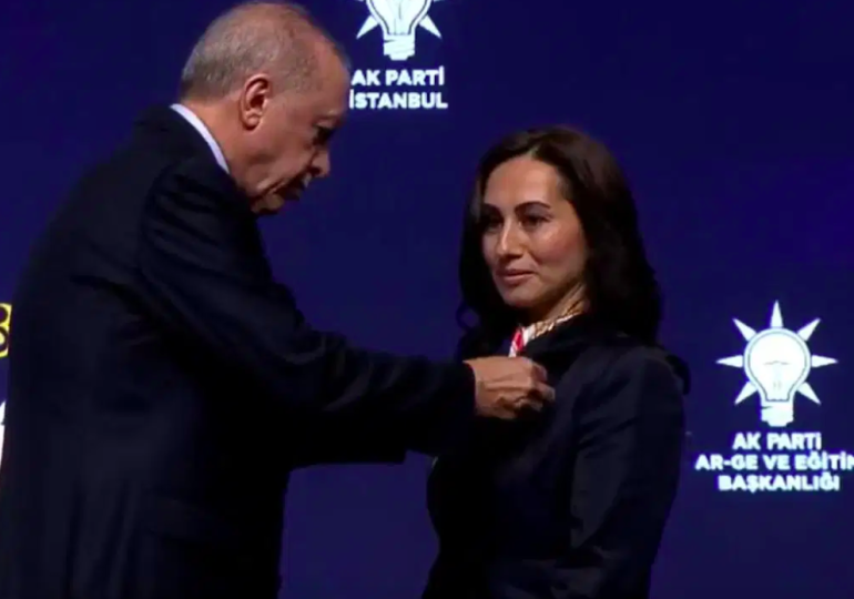 İmamoğlu getirmişti, rozetini Erdoğan taktı! Özlem Vural Gürzel resmen AKP’de