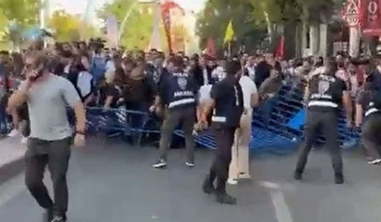 CHP Gençlik Kolları polis barikatını aştı