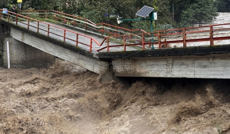 Karadeniz’de sel ve heyelan: Tarihi köprü ve yol çöktü!