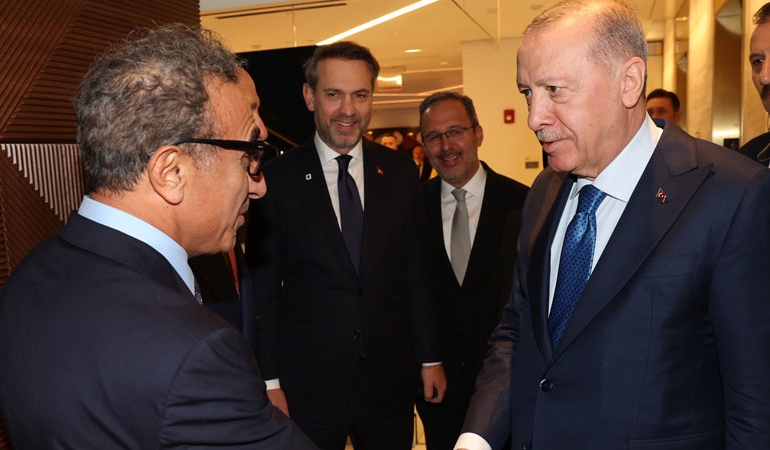 Erdoğan ABD’de iş insanlarıyla buluştu, Chobani CEO’su Hamdi Ulukaya’yı yanına oturttu