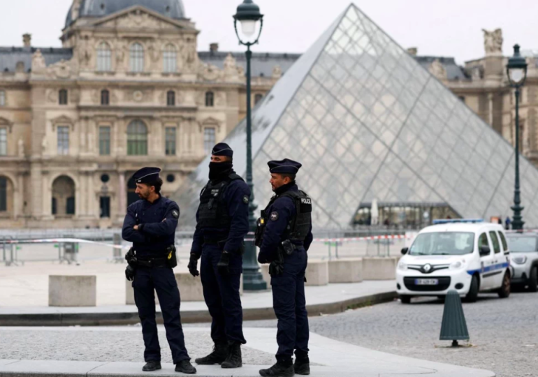 Louvre Müzesi’nde soygun! Napolyon’a ait mücevherleri 7 dakikada çaldılar