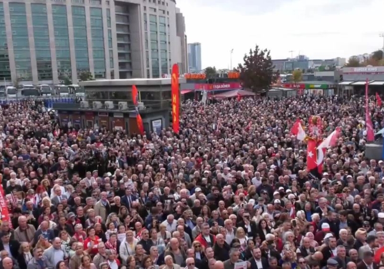CHP’liler İmamoğlu için Çağlayan’da toplandı… Özgür Özel casusluk davasında itirafçıyı açıkladı