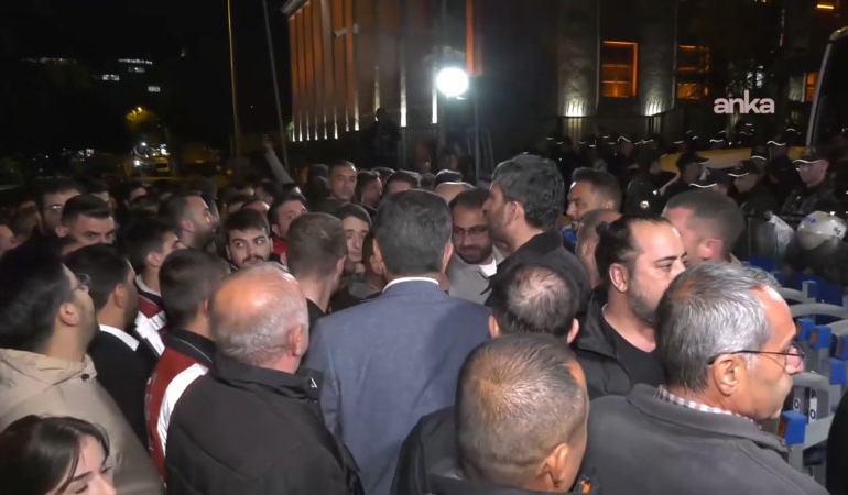 CHP Gençlik Kolları’nın Adalet Bakanlığı’na yürüyüşüne polis engeli
