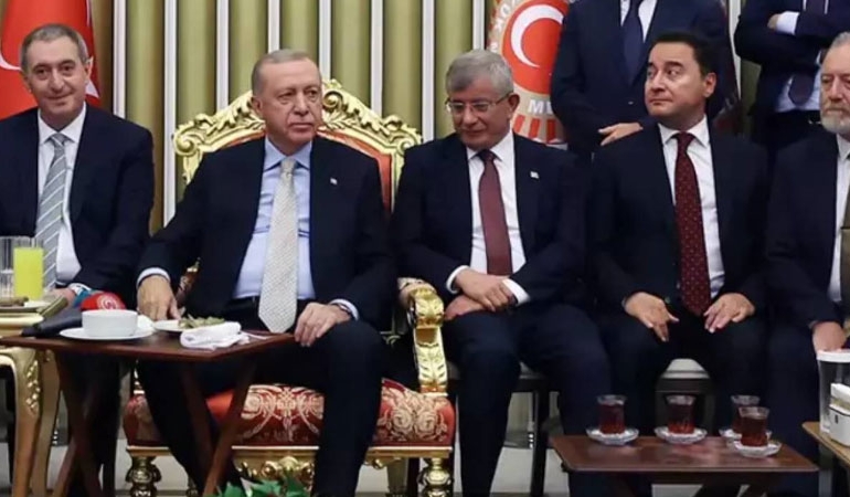 Ahmet Davutoğlu’ndan ‘fotoğraf’ mesajı: Muhalefet trollerine boyun eğmeyiz