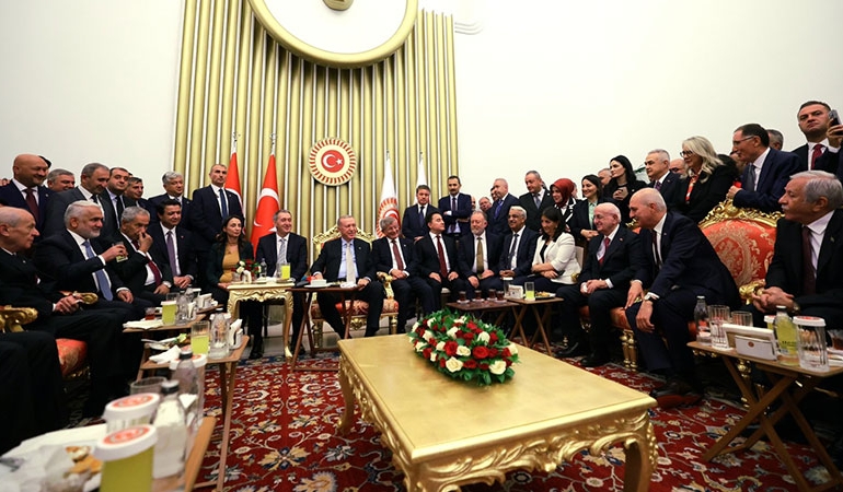 Erdoğan ‘muhalefeti’ yanına dizdiği fotoğraf için konuştu: ‘O kare gerçek Türkiye fotoğrafı’