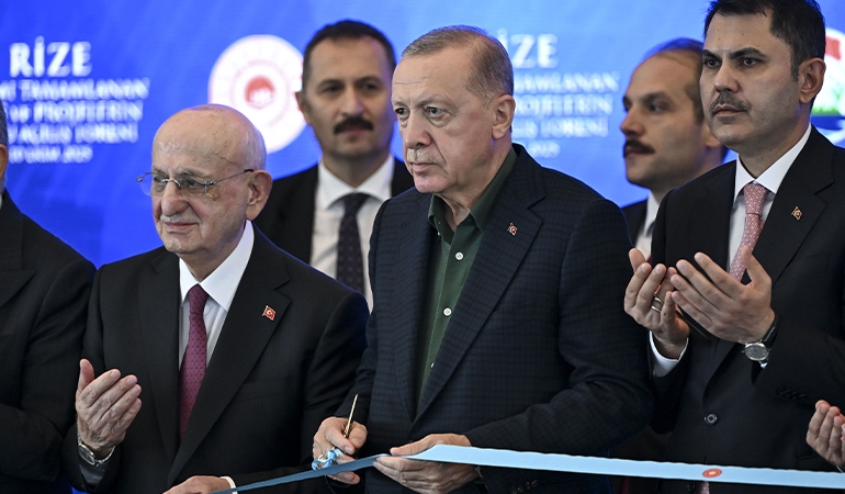 Rize’de temel atma töreninde dikkat çeken an: ‘Lütfen efendim, isminizi bağışlayın’