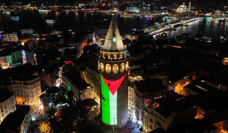 Galata Kulesi’ne Filistin bayrağı yansıtıldı