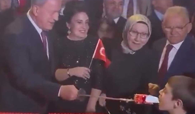 AKP’li Hulusi Akar küçük çocuğa kılıçla pasta yedirdi