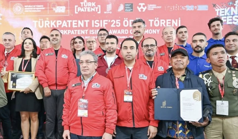Bakan Kacır, casuslukla suçlanan Kobil Teknoloji’ye Teknofest’te madalya vermiş