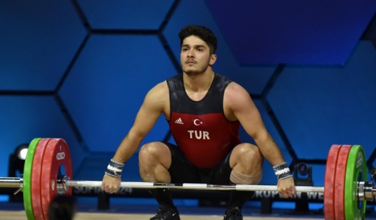 Milli halterci Muhammed Furkan Özbek, rekor kırarak dünya şampiyonu oldu