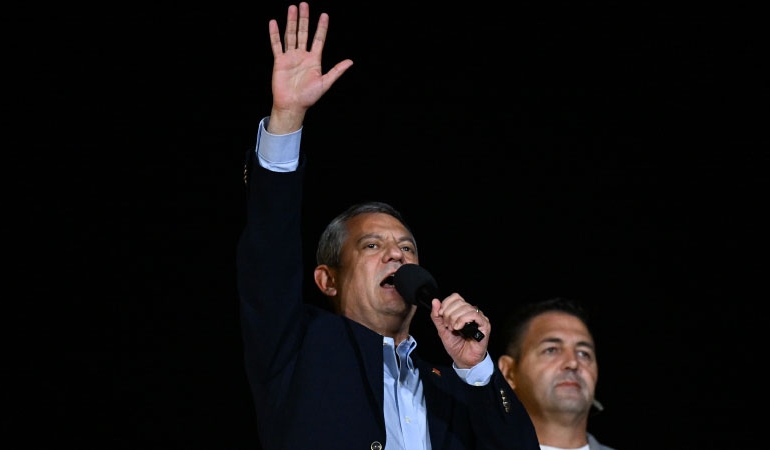 CHP’den Küçükçekmece’de miting: Özgür Özel ‘imza’ çağrısı yaptı