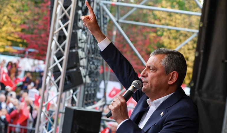 Özgür Özel Brüksel’de konuştu: ‘AK Parti iktidarı artık Trump’a çalışmaya başladı’
