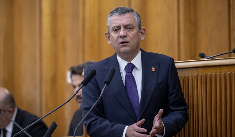 Kulisleri sallayan dosya… Özgür Özel’in elindeki noter onaylı belgede ne var?