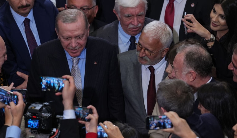 Erdoğan ile DEM Partililer arasında samimi anlar: Tokalaşmadığı Hatimoğulları’ndan özür diledi