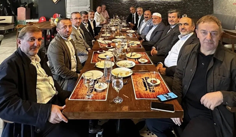 İl Milli Eğitim Müdürü, Atatürk’e hakaret eden isimle aynı sofrada!