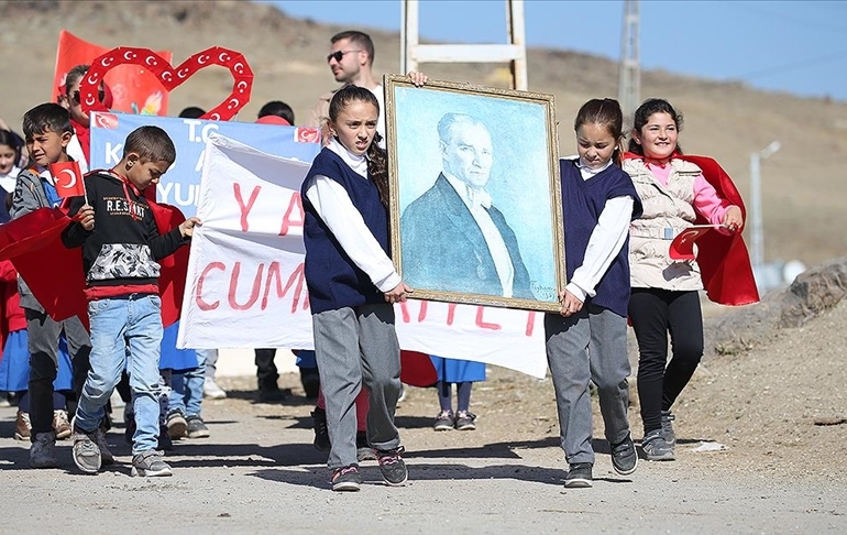 Sınır köyünde yürekleri ısıtan Cumhuriyet coşkusu