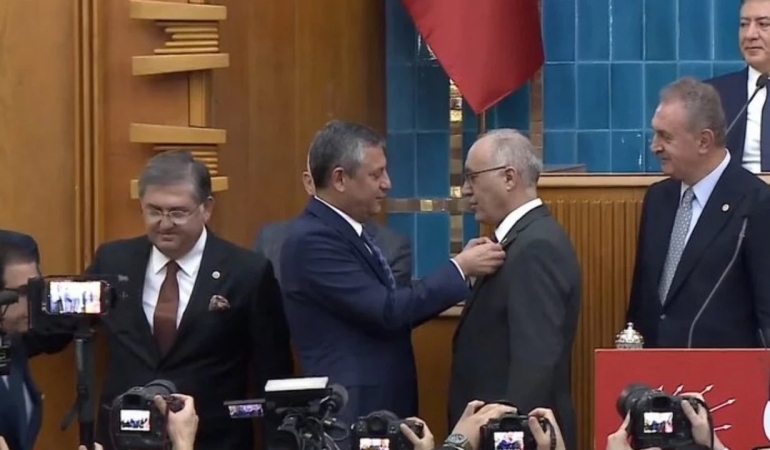 Gelecek Partisi’nden istifa eden Doğan Demir CHP’ye katıldı: Rozetini Özgür Özel taktı