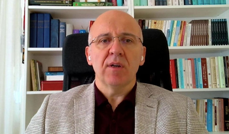Profesörden skandal Atatürk paylaşımı: Tepki yağınca sildi!