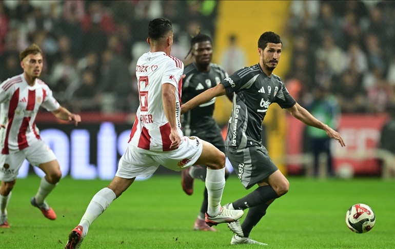 Beşiktaş deplasmanda 3 puanı 3 golle aldı