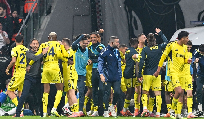 Nefes kesen derbide kazanan Fenerbahçe: Beşiktaş 10 kişi kaldı