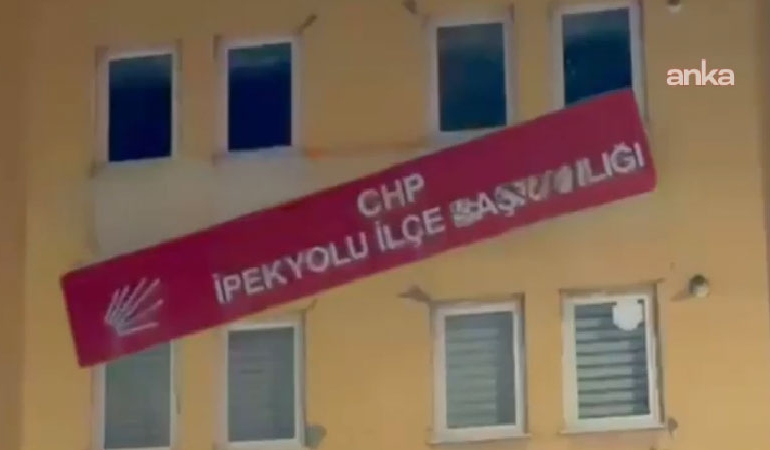 İmralı’ya gitmeme kararı alan CHP’nin Van’daki ilçe binasına saldırı