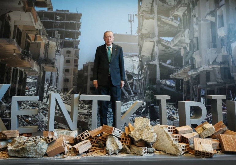 Erdoğan enkaz maketiyle poz verdi… CHP’den tepki geldi: ’23 yılı özetleyen bir kare’
