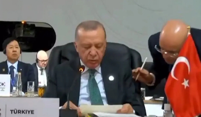 Erdoğan’ın G-20 konuşmasında ilginç anlar… Mehmet Şimşek birden devreye girdi