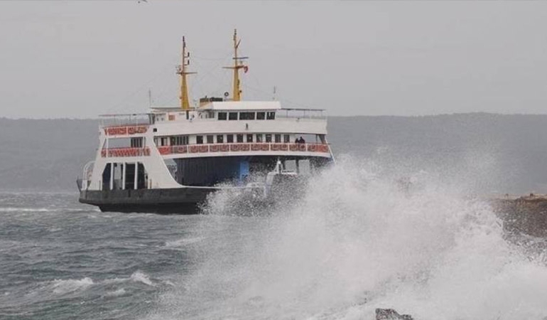 Gökçeada ve Bozcaada feribot seferlerine fırtına engeli