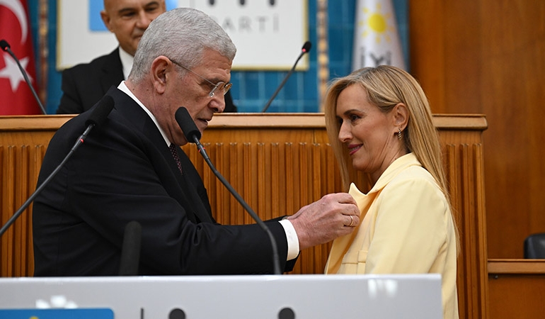 İpek Özkal Sayan İYİ Parti’ye geçti: Rozetini Dervişoğlu taktı