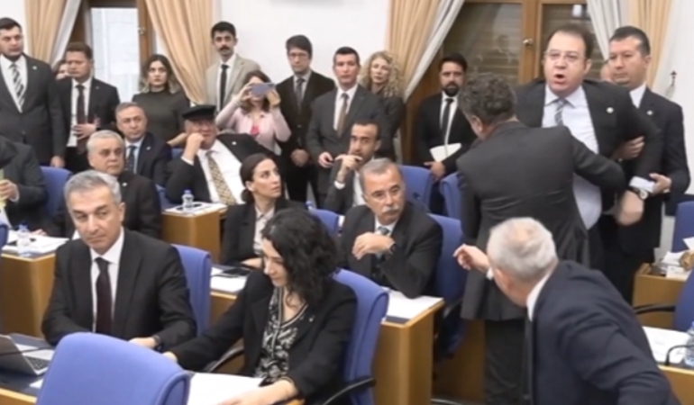 Meclis’te tansiyon yükseldi… ‘Sen Mücahit misin, müteahhit misin’