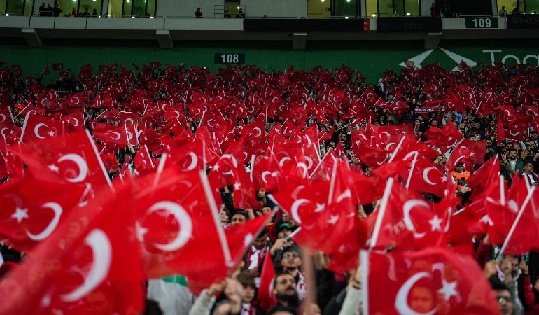 Milli maçta tribünlerden bölücü açılıma tepki