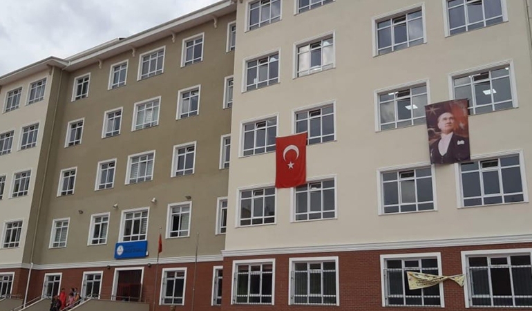 Tartışmalı müdür yeniden gündemde: ’10. Yıl ve İzmir Marşlarını yasakladı’