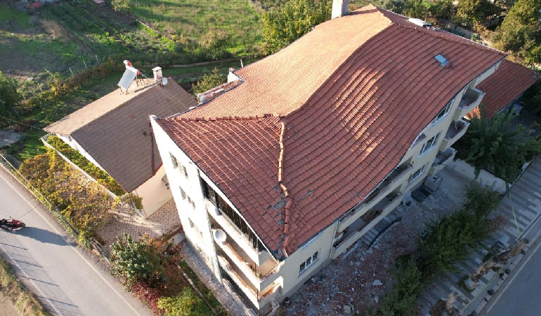 Sındırgı’daki deprem sonrası bir binanın çatısı çöktü