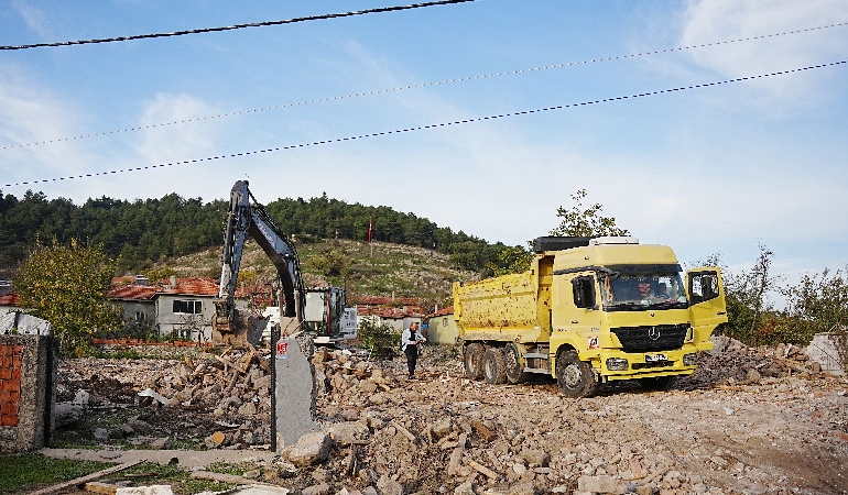 Sındırgı’da yıkım çalışmaları sürüyor