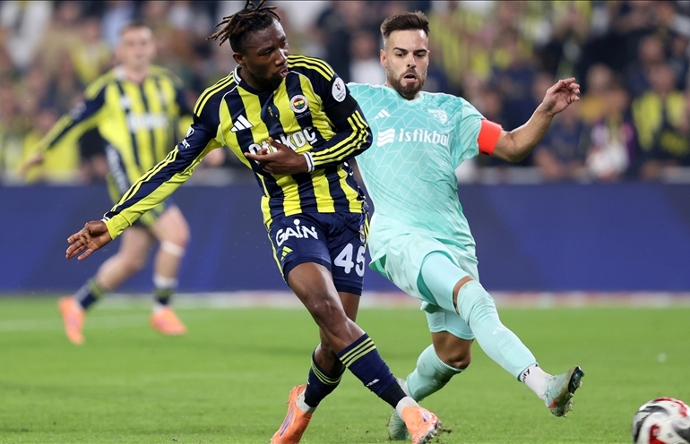Fenerbahçe zirveyle puan farkını 1’e indirdi