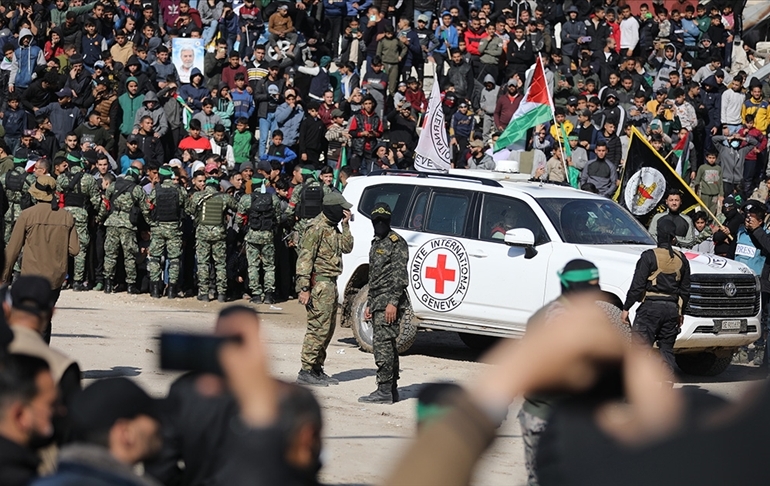 Hamas bir esirin cenazesini teslim etti