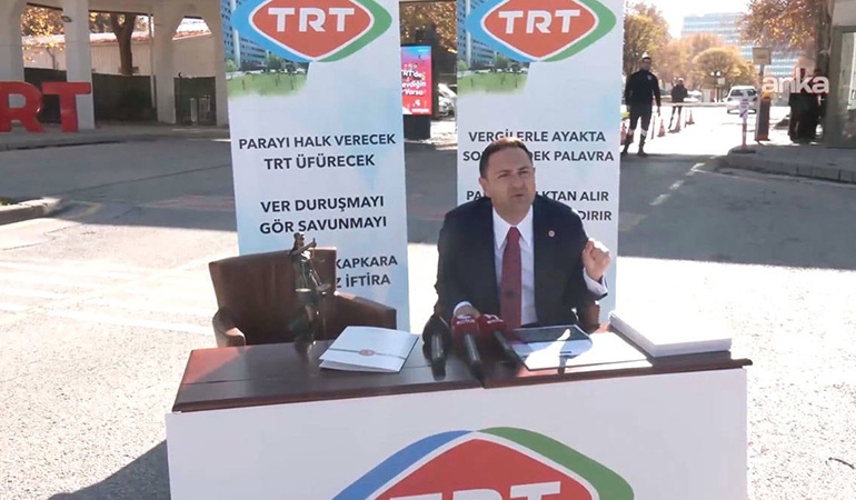 CHP’li Umut Akdoğan TRT önünde stüdyo kurdu: ‘Saray yalancılığı yapıyor’