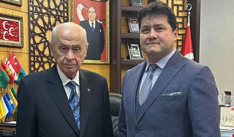 MHP’li belediye başkanı Derviş Aynacı’dan gazetecilere: ‘Karı kıyafetiyle oynamayı meslek edindiririz’