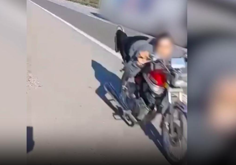 Yatarak motosiklet kullanan ehliyetsiz sürücüye 63 bin lira ceza!