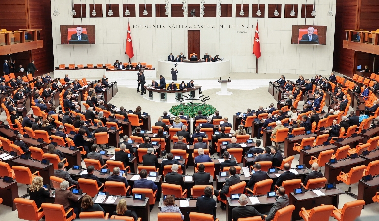 2026 bütçesi TBMM’de kabul edildi: Vekiller arasında yumruklu kavga!